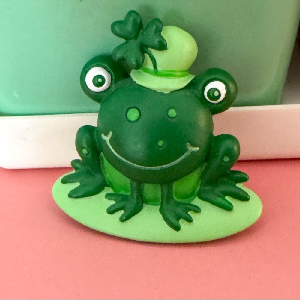 ☘️ Vintage St Patty’s Day Happy Frog w/ Hat & 3-Leaf Clover Lapel Pin Brooch ☘️